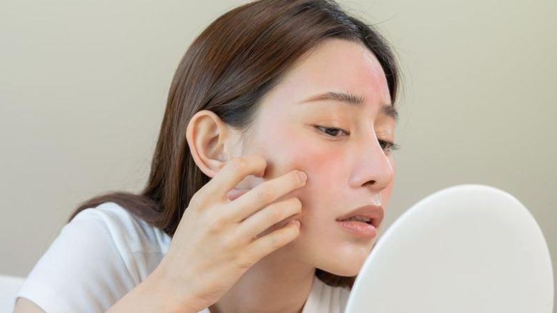 Things to avoid for chest acne like tight clothes and picking pimples